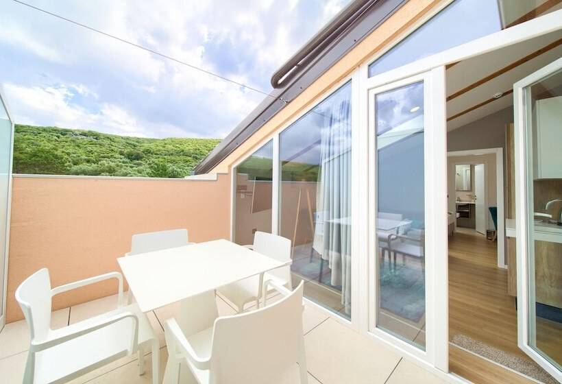 شقة غرفة واحدة, Kanajt