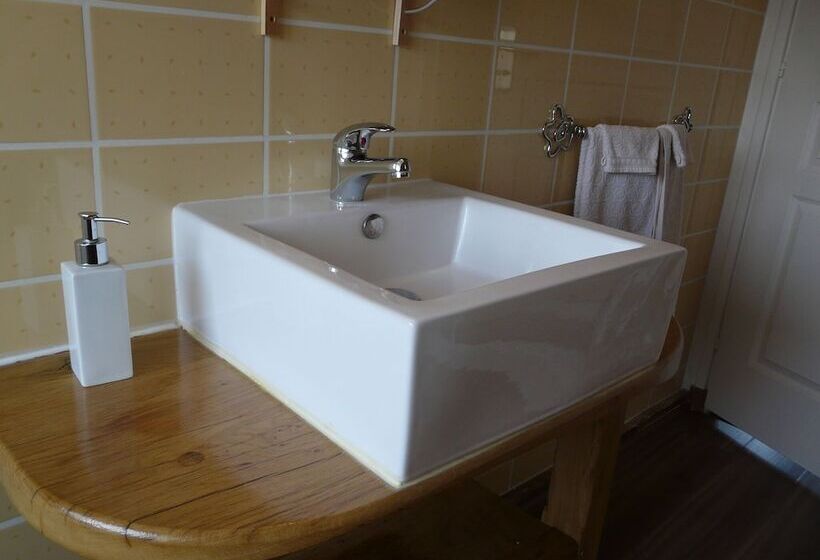 חדר משפחתי, Les Tilleuls