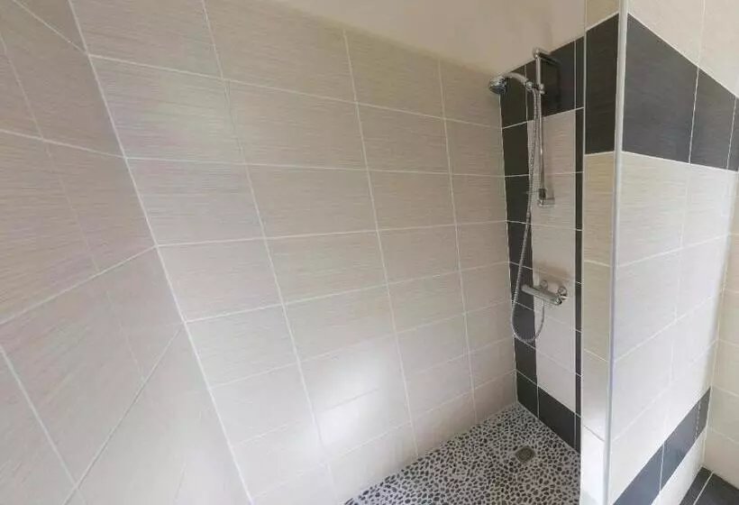 スタンダード４人部屋, Logis Hôtel De La Tour