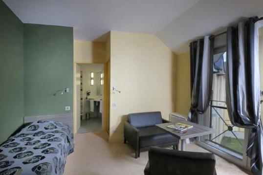 חדר סטנדרט לארבעה, Logis Hôtel De La Tour