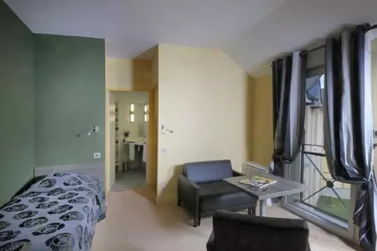 スタンダード４人部屋, Logis Hôtel De La Tour