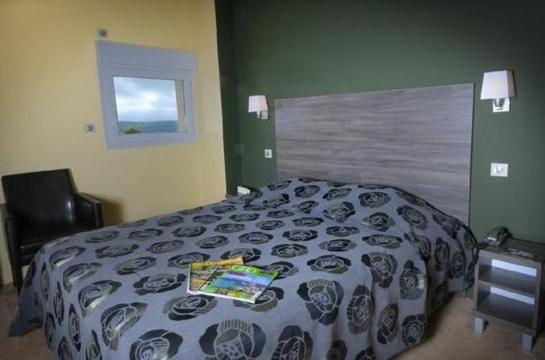 חדר סטנדרט לארבעה, Logis Hôtel De La Tour