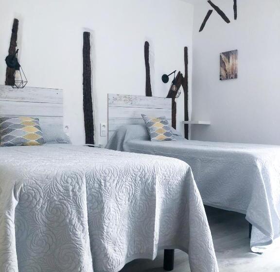 חדר סטנדרט לשלושה, Logis Hôtel Restaurant Métropole