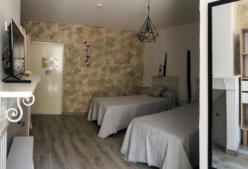 חדר סטנדרט לשלושה, Logis Hôtel Restaurant Métropole