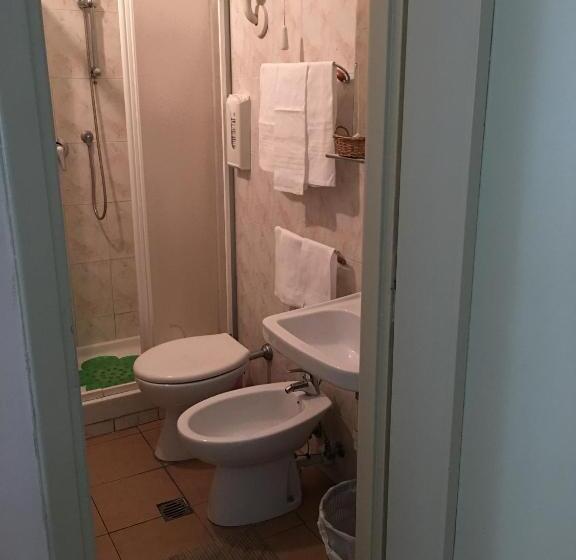 غرفة قياسية ثلاثية, Dora