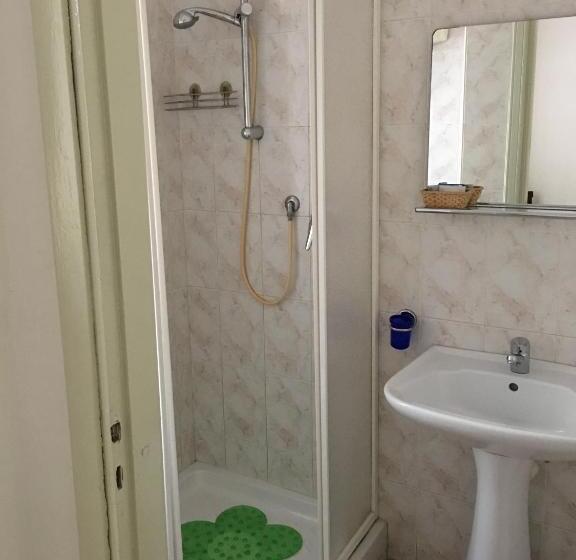 غرفة قياسية ثلاثية, Dora