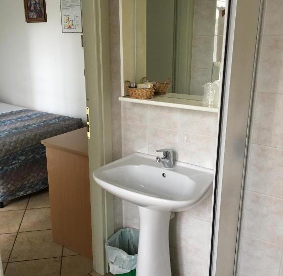 غرفة قياسية ثلاثية, Dora