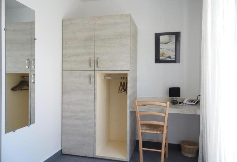 חדר סטנדרט לשלושה, Hôtel Du Petit Matelot