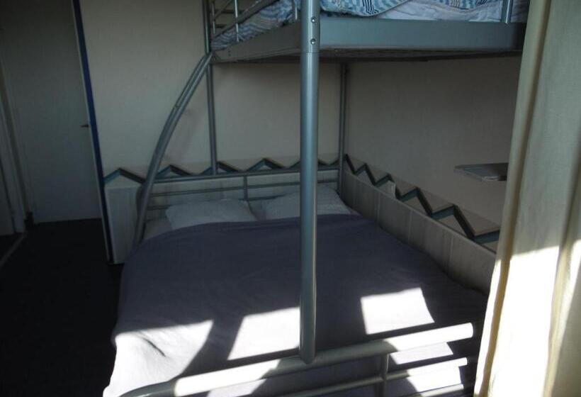 חדר משפחתי, Hôtel Du Petit Matelot