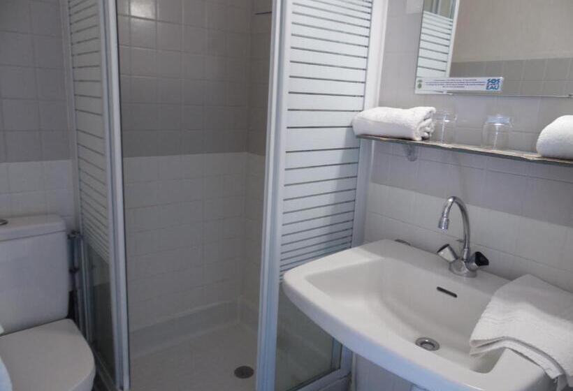 חדר משפחתי, Hôtel Du Petit Matelot