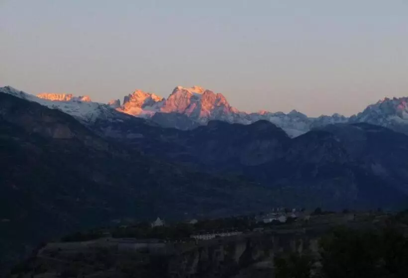 اتاق استاندارد سه نفره, La Bonne Auberge