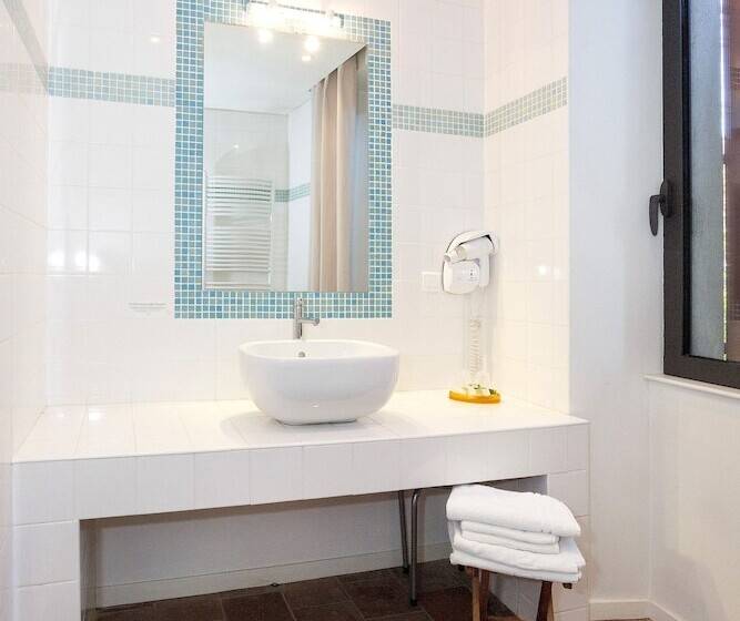 Номер Стандарт, Logis Hôtels   Hôtel Restaurant Du Midi