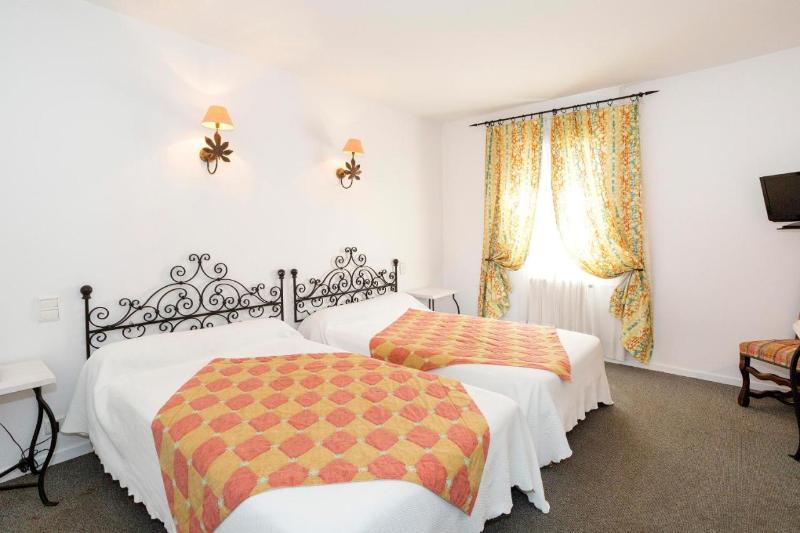 Номер Стандарт, Logis Hôtels   Hôtel Restaurant Du Midi