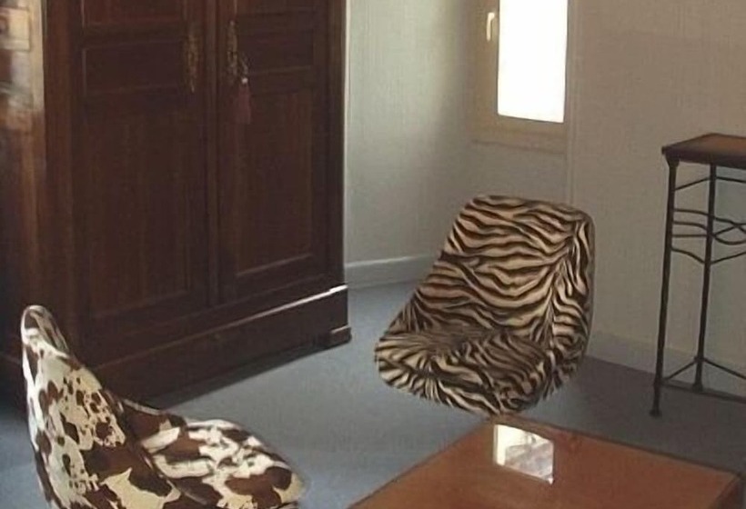 جناح, Logis Hotels  Auberge De La Tour   Hôtel Et Restaurant