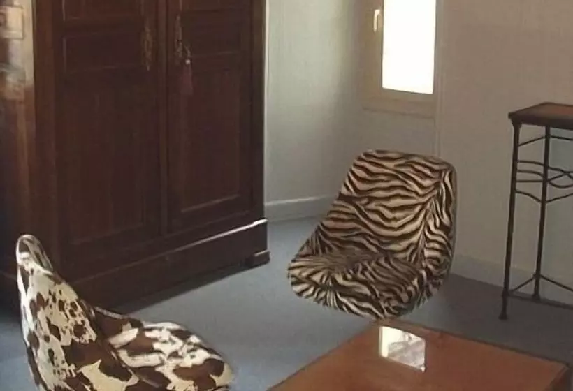 スイート, Logis Hotels  Auberge De La Tour   Hôtel Et Restaurant