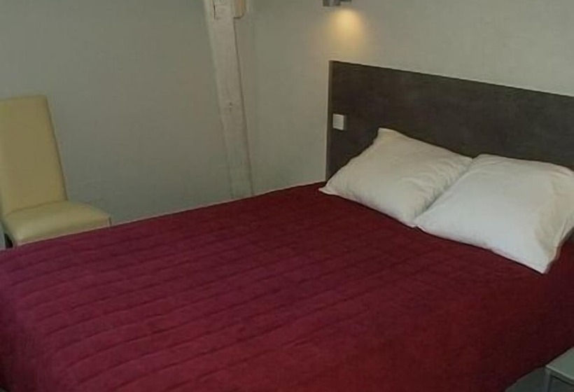 Люкс, Logis Hotels  Auberge De La Tour   Hôtel Et Restaurant