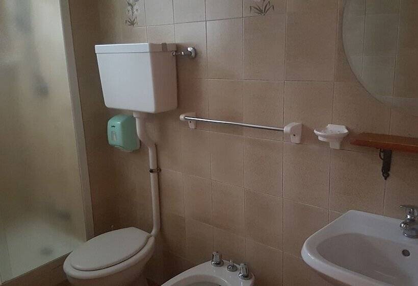 חדר סטנדרט, Martin