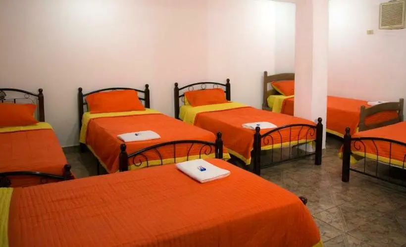 تختخواب در اتاق مشترک, Hostal Amador Familiar