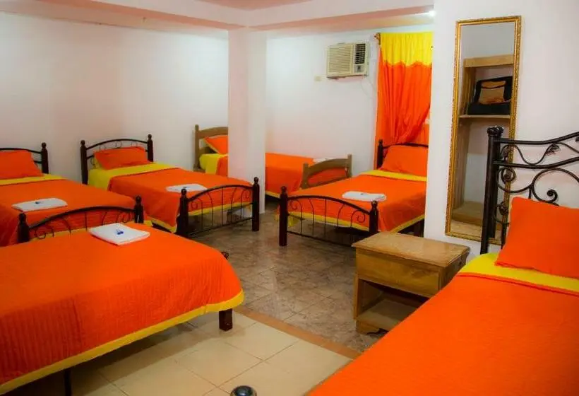 تختخواب در اتاق مشترک, Hostal Amador Familiar