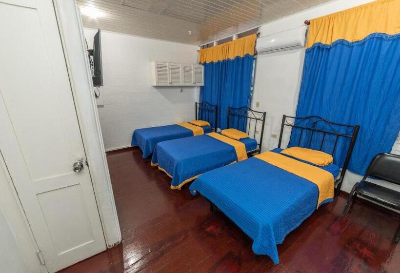 Трехместный Номер Базовый, Hostal Amador Familiar