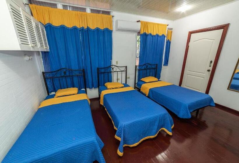 Трехместный Номер Базовый, Hostal Amador Familiar