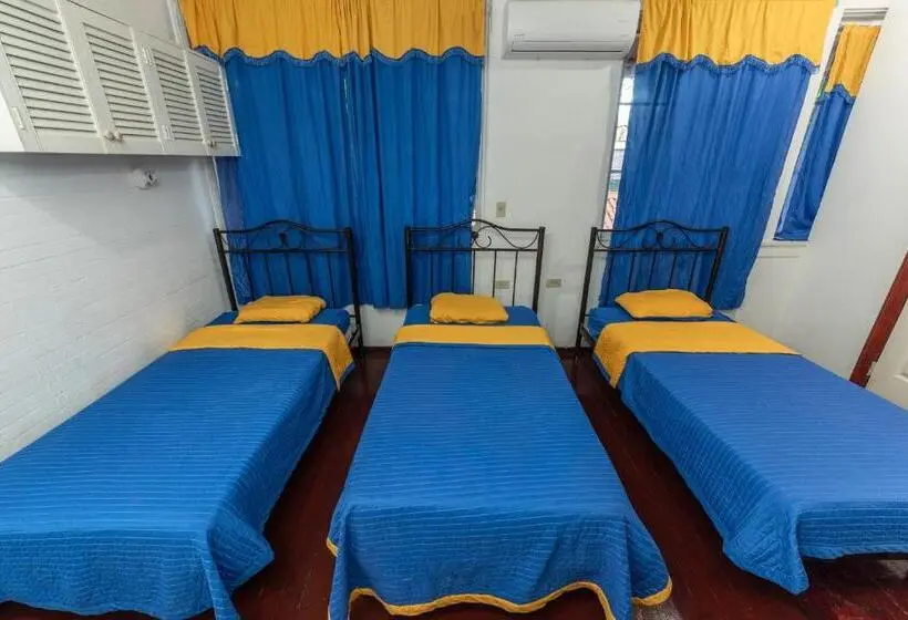 اتاق ساده سه‌ نفره, Hostal Amador Familiar