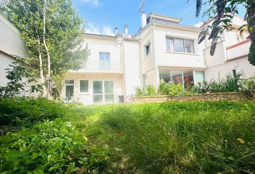Номер Стандарт Вид на Сад, Reims Sherpa Guest House