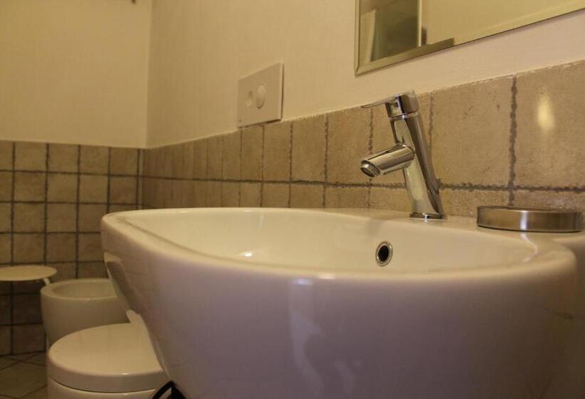 آپارتمان یک خوابه با دری مشترک که هال را جدا می کند., Casale Belvedere