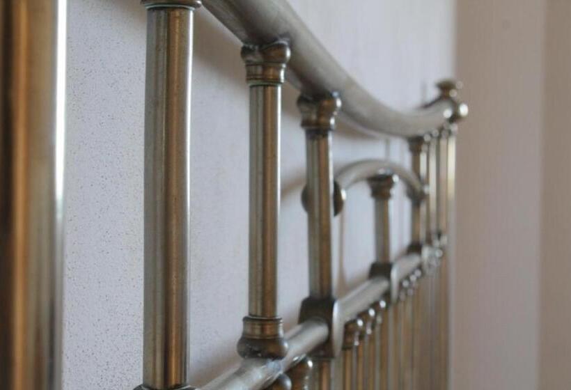 اتاق خانوادگی با چشم‌انداز دریا, Casale Belvedere