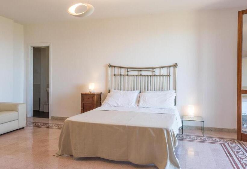 اتاق خانوادگی با چشم‌انداز دریا, Casale Belvedere