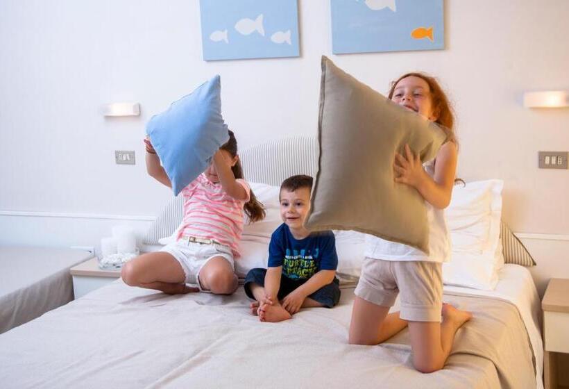 スタンダードトリプルルーム, Antares