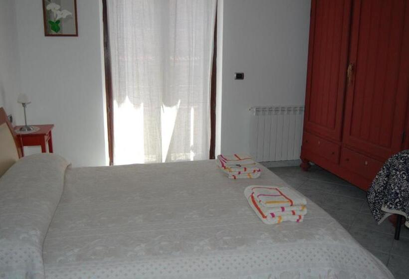 标准三人间外部浴室, I Ginepri B&b