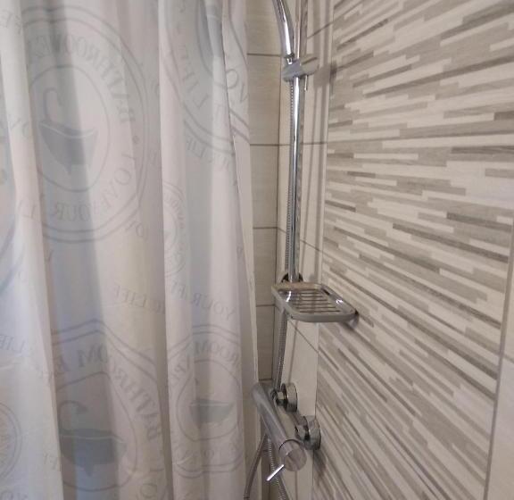 이코노미 룸, Porte Ad Arco