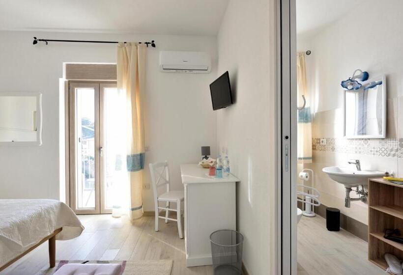اتاق استاندارد با بالکن, Inah Rooms