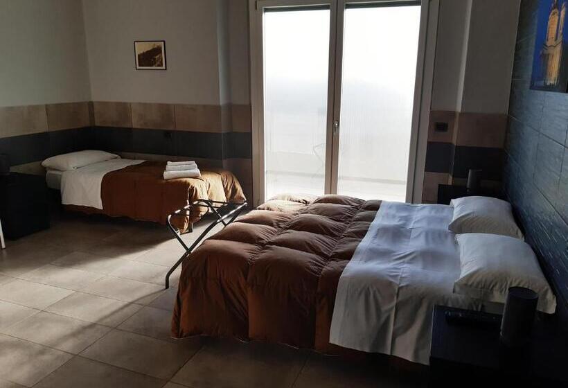 디럭스 트리플 룸, La Montrucca Camere