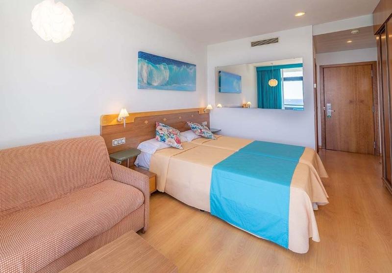 غرفة قياسية مطلّة علي البحر, Blaucel