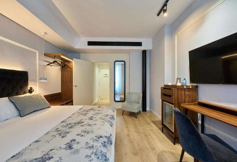 Номер Премиум, Catalonia El Pilar