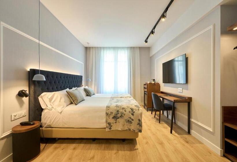 Номер Премиум, Catalonia El Pilar