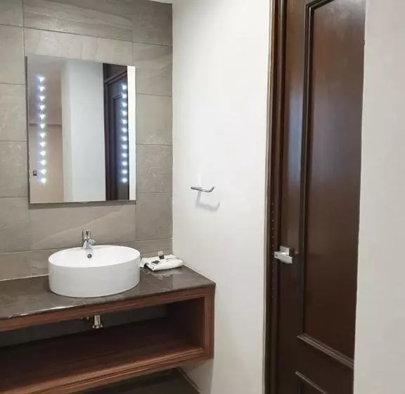 سوییت جونیور, Estanza Hotel & Suites