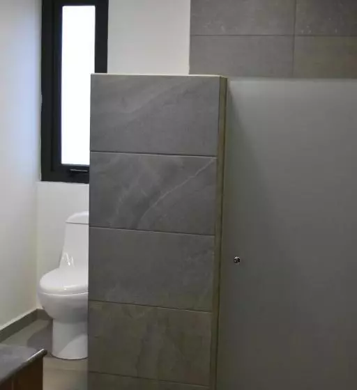 سوییت جونیور, Estanza Hotel & Suites
