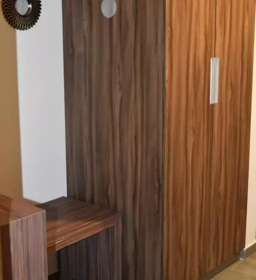 سوییت جونیور, Estanza Hotel & Suites