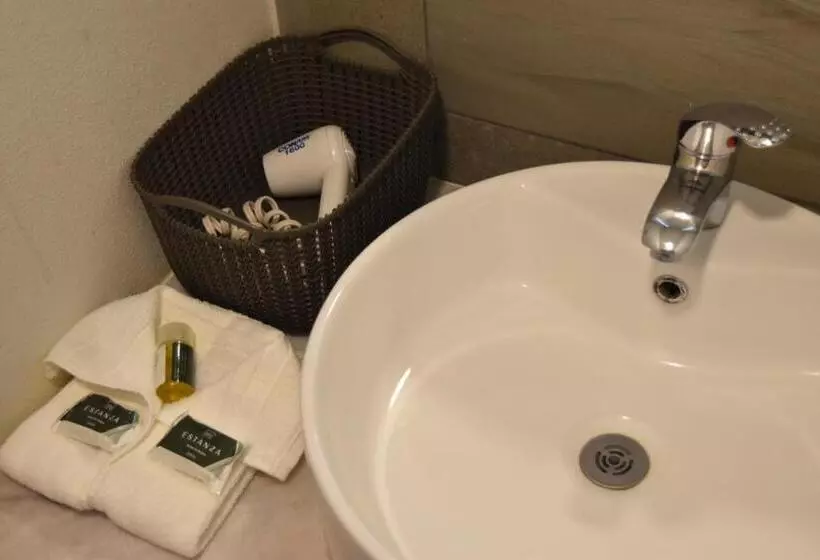 سوییت جونیور, Estanza Hotel & Suites