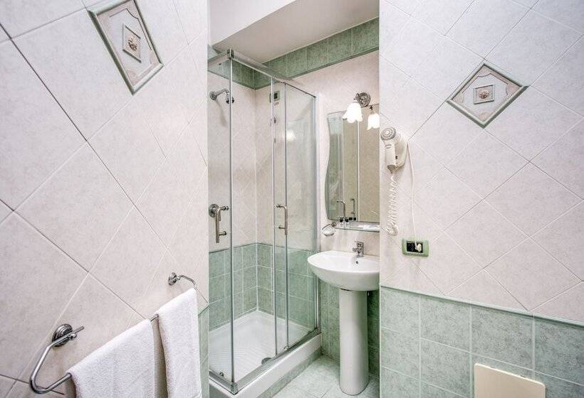 חדר סטנדרט לשלושה, Garibaldi