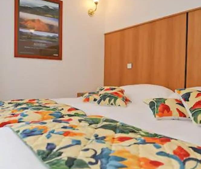 Номер Стандарт, Hôtel Logis Le Bourbon