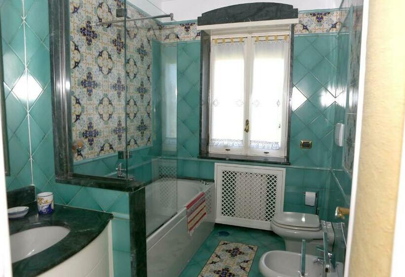 اتاق استاندارد با وان آب گرم, La Cicas