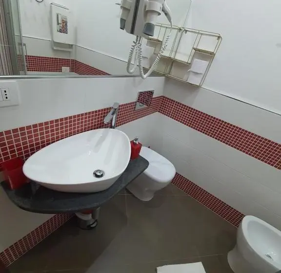 اتاق استاندارد سه تخته با بالکن, Ari Guest House