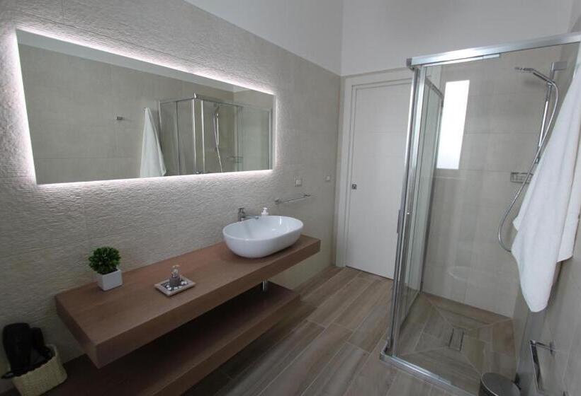 חדר סטנדרט לשלושה, Ledwars