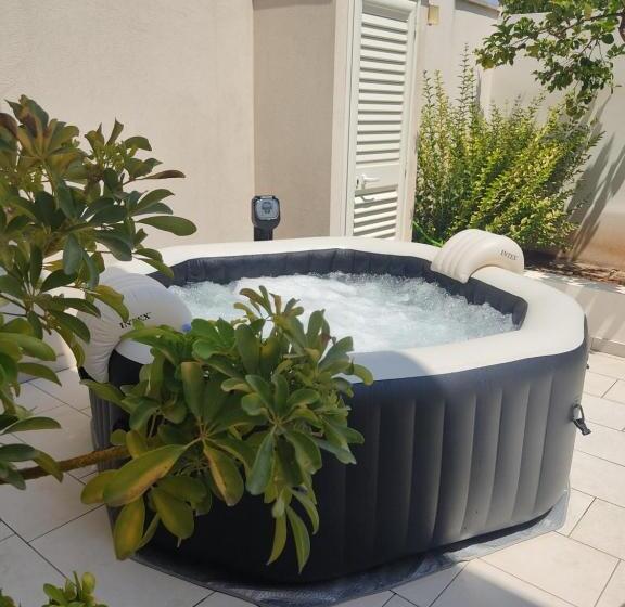 חדר סטנדרט לשלושה, Ledwars