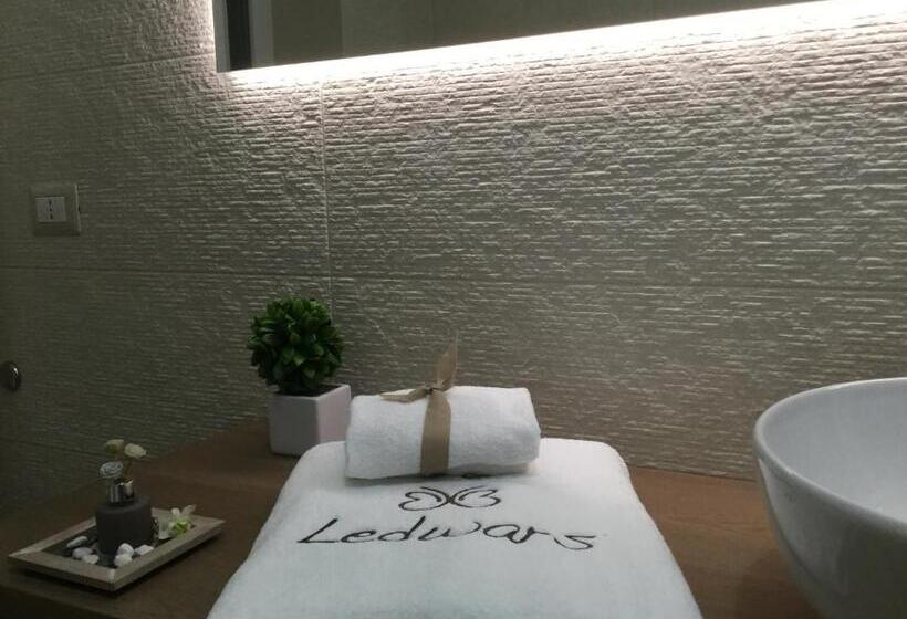 חדר סטנדרט לשלושה, Ledwars