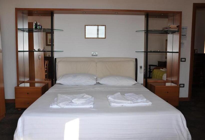 غرفة قياسية رباعية مطلة على البحر, La Panoramica